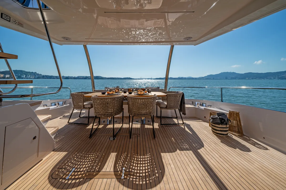 Intermarine 80 — Popa e proa (2 de 7)
