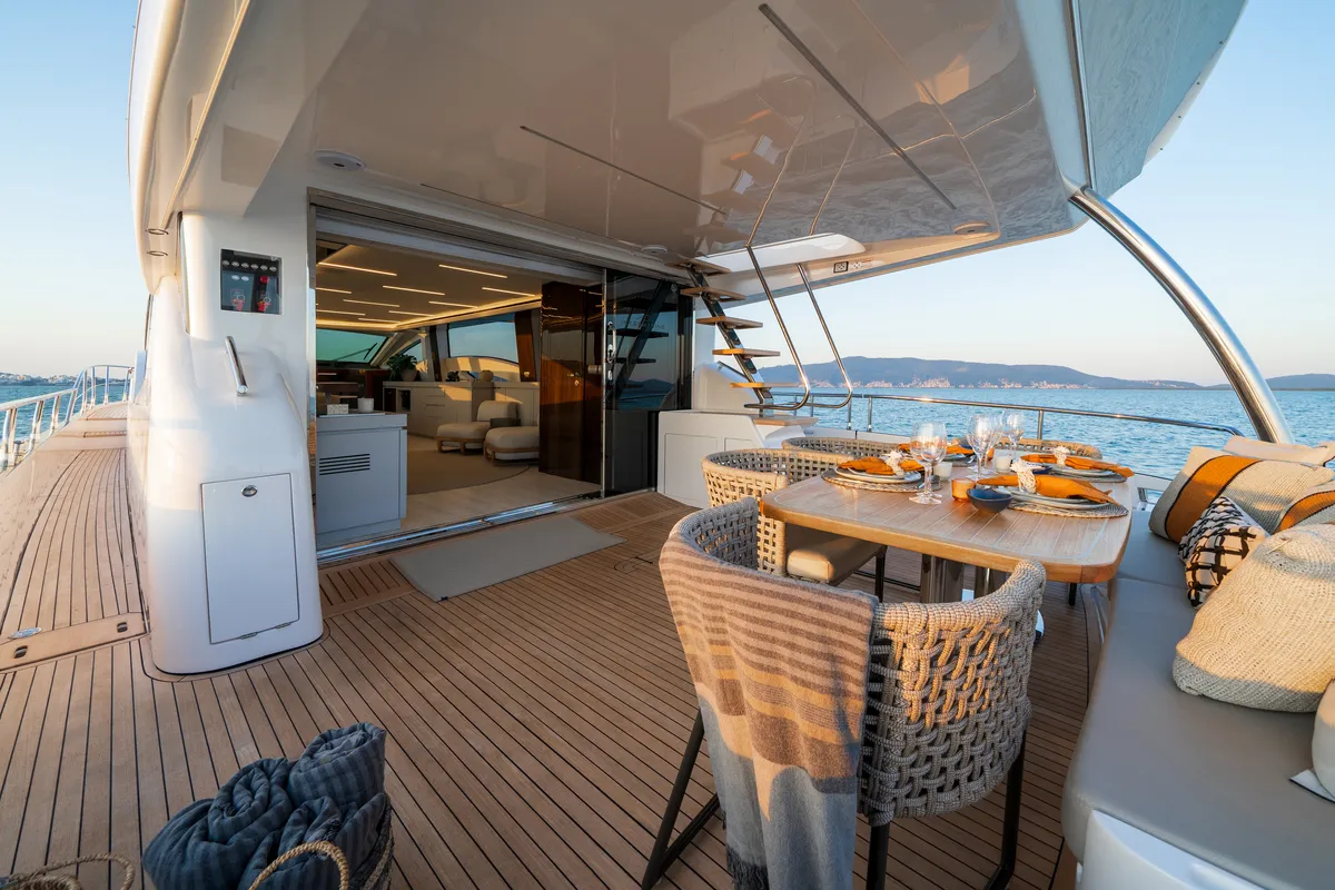 Intermarine 80 — Popa e proa (3 de 7)