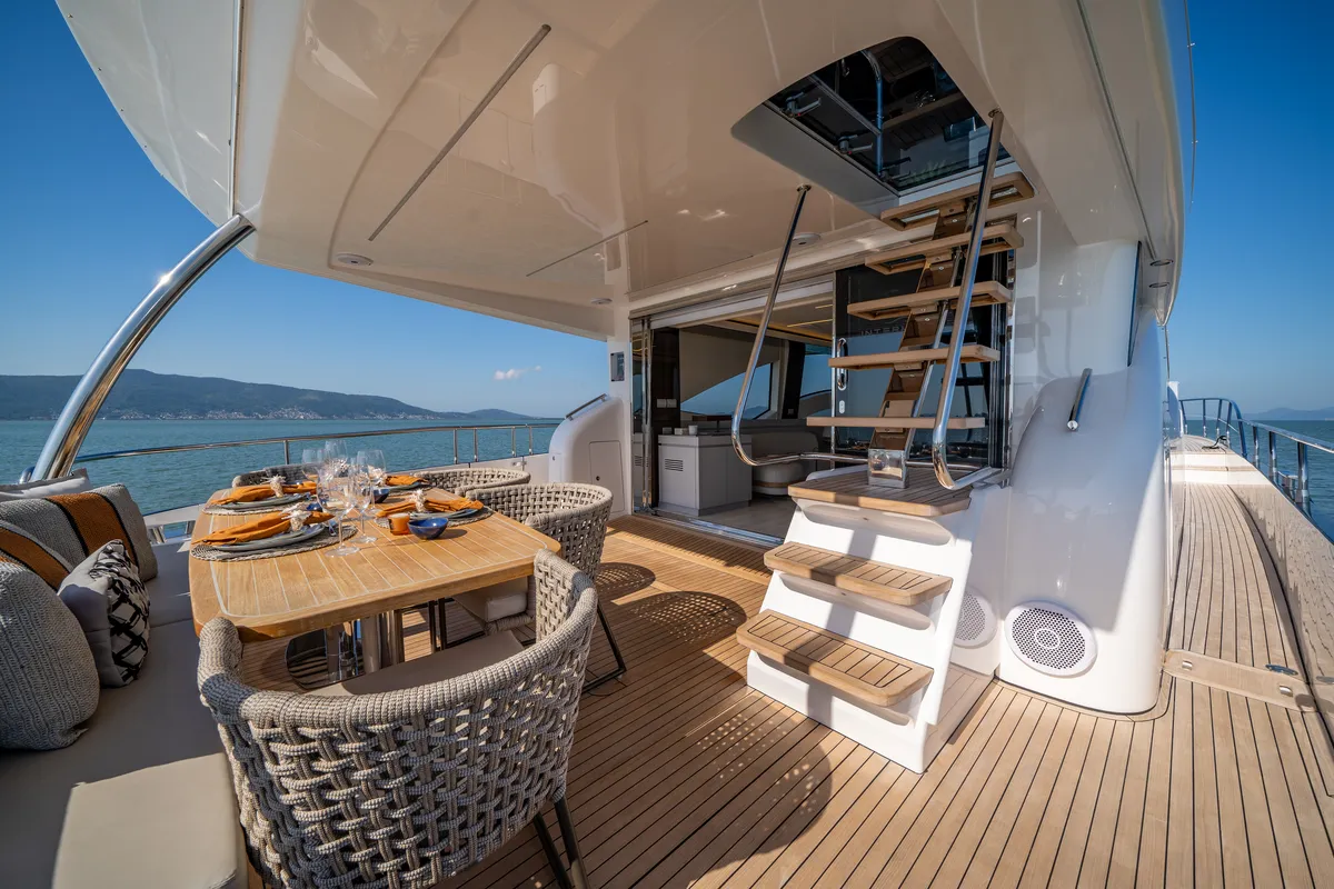 Intermarine 80 — Popa e proa (1 de 7)