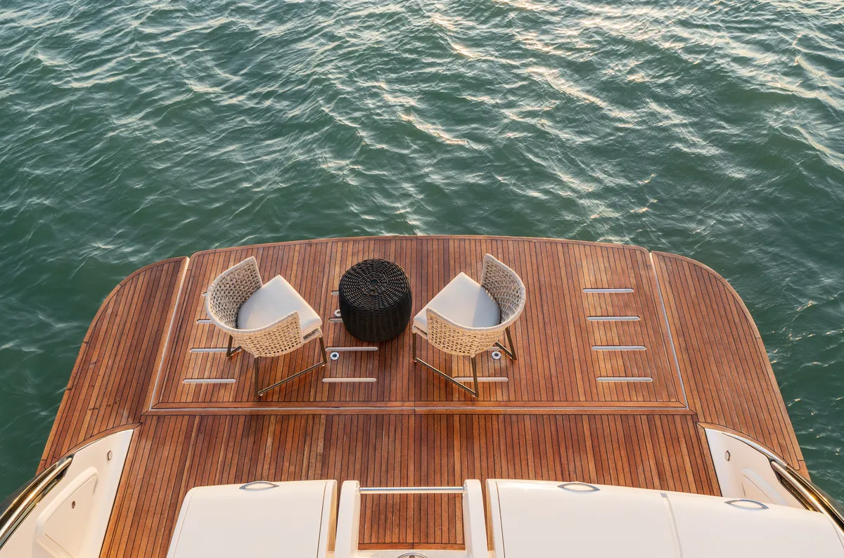 Intermarine 80 — Popa e proa (4 de 7)