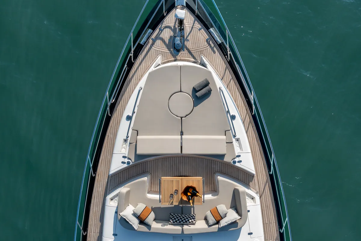 Intermarine 80 — Popa e proa (5 de 7)